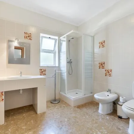 3-bed 10 Mins To The Beach In Albufeira