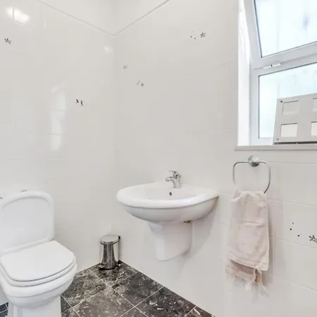 3-bed 10 Mins To The Beach In Villa