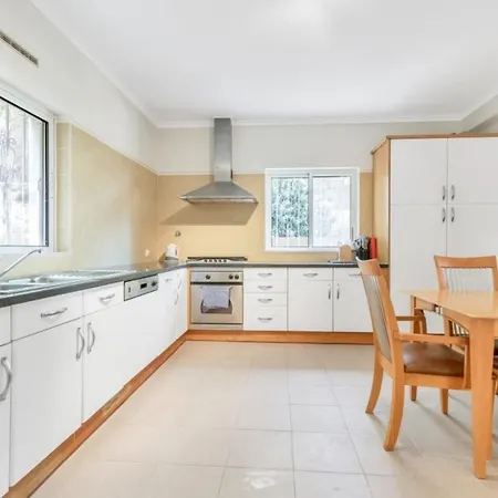 3-bed 10 Mins To The Beach In Albufeira