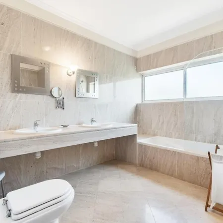 3-bed 10 Mins To The Beach In Villa
