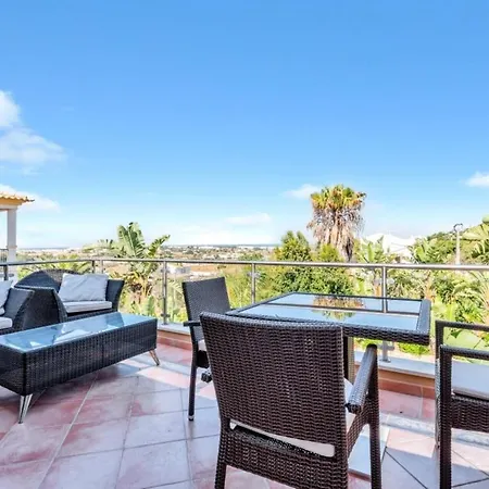 3-bed 10 Mins To The Beach In Villa *