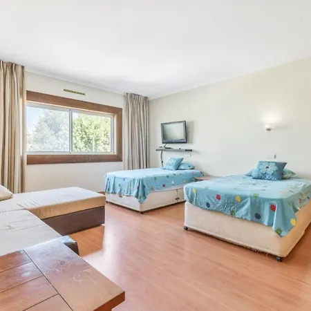 3-bed 10 Mins To The Beach In Villa