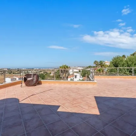 3-bed 10 Mins To The Beach In Villa Albufeira